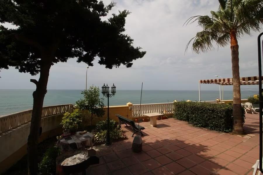 Villa en bord de mer à Benajarafe avec grand terrain urbain