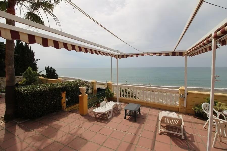 Villa en bord de mer à Benajarafe avec grand terrain urbain