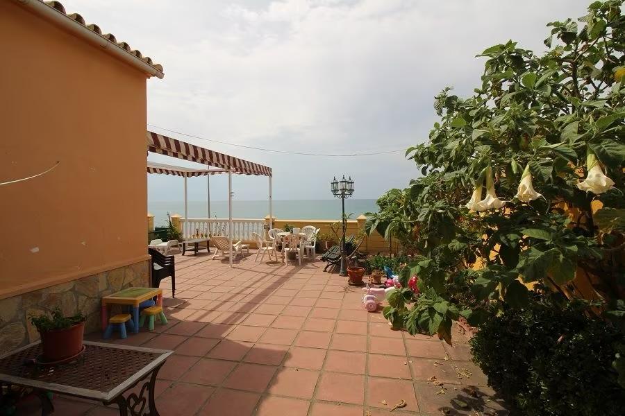 Villa en bord de mer à Benajarafe avec grand terrain urbain