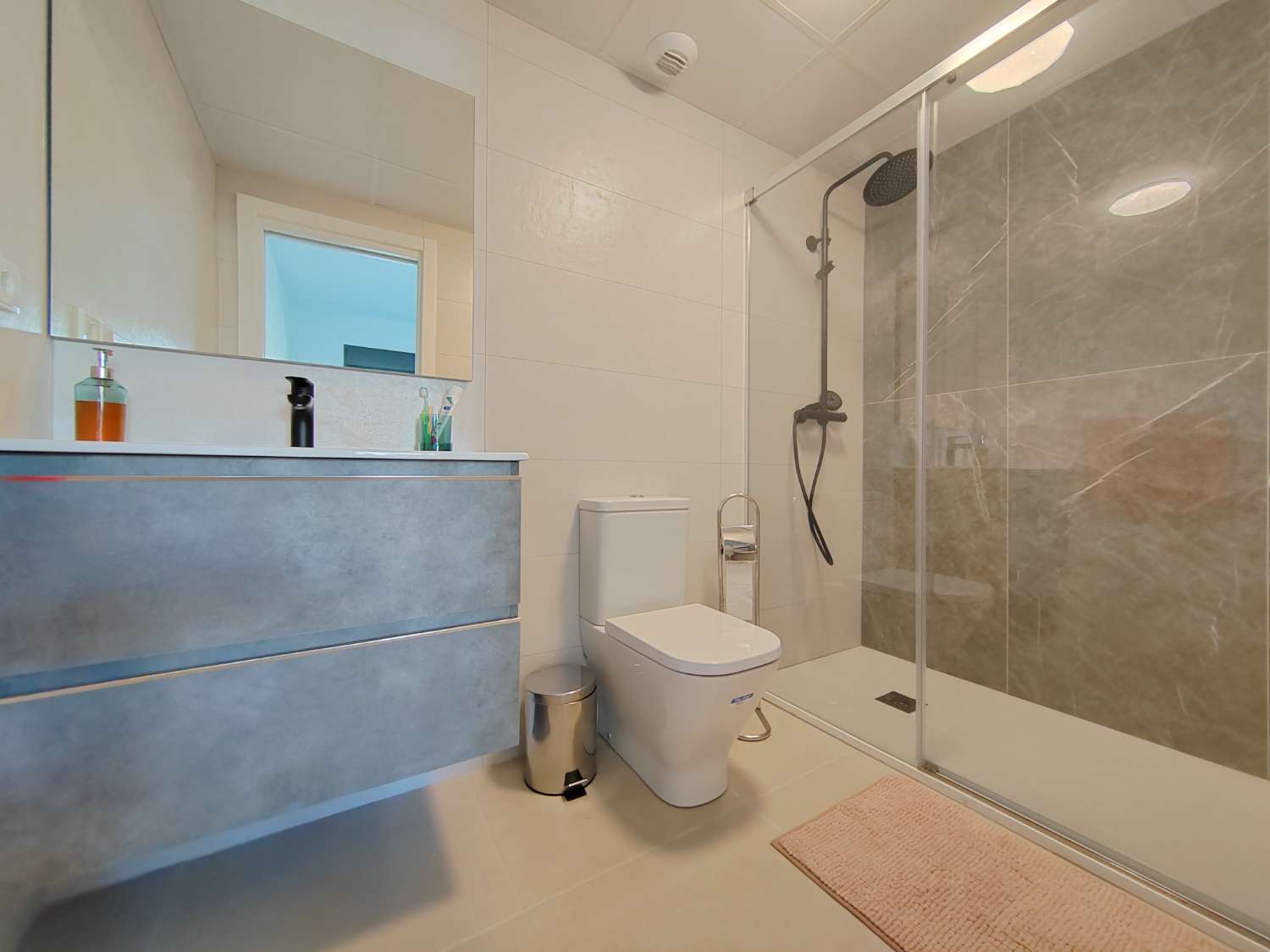 Penthouse in erster Strandlinie in Valle Niza mit Meerblick und Solarium