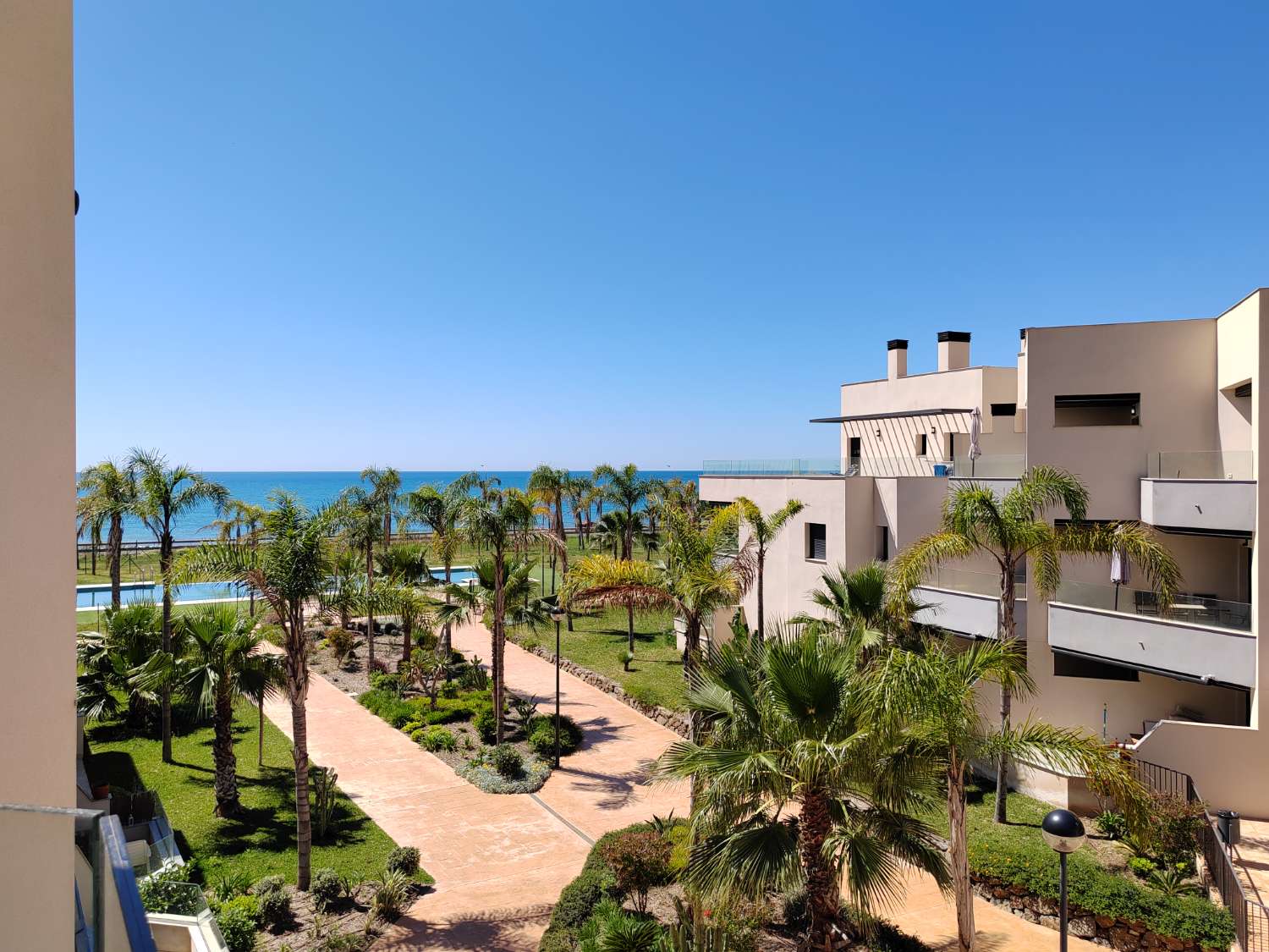 Penthouse in erster Strandlinie in Valle Niza mit Meerblick und Solarium