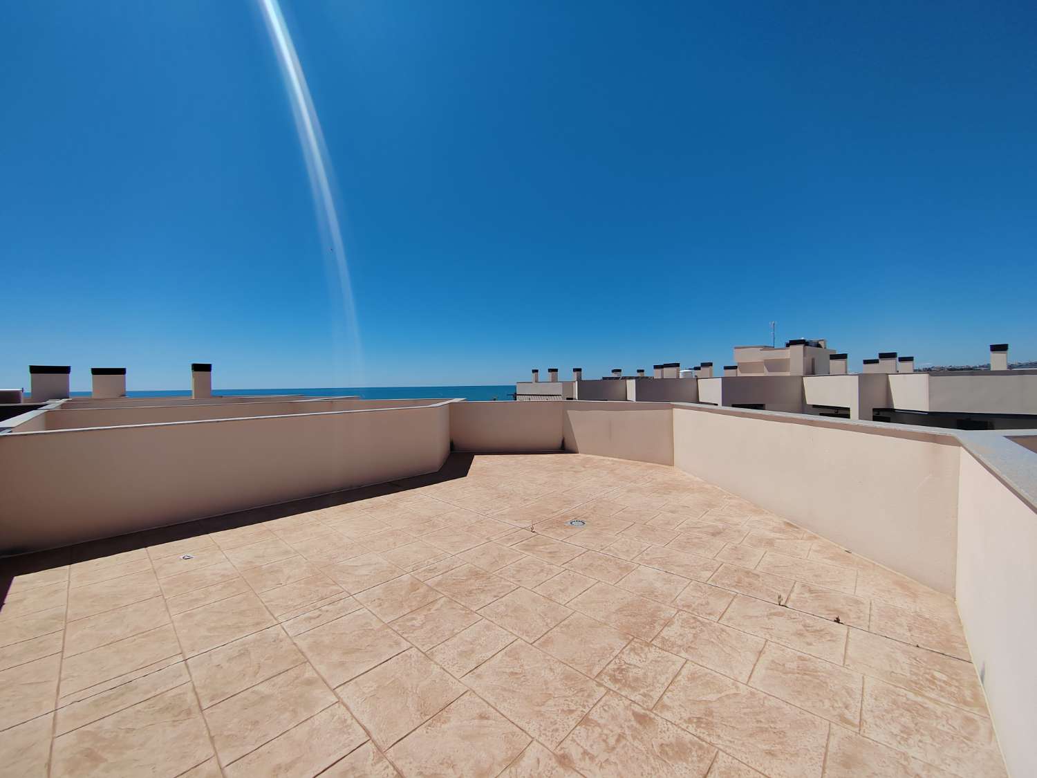 Penthouse in erster Strandlinie in Valle Niza mit Meerblick und Solarium