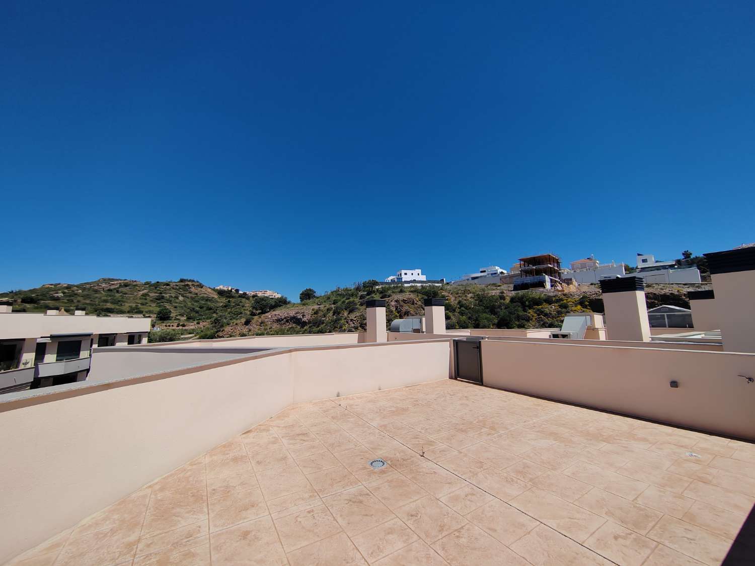 Penthouse in erster Strandlinie in Valle Niza mit Meerblick und Solarium