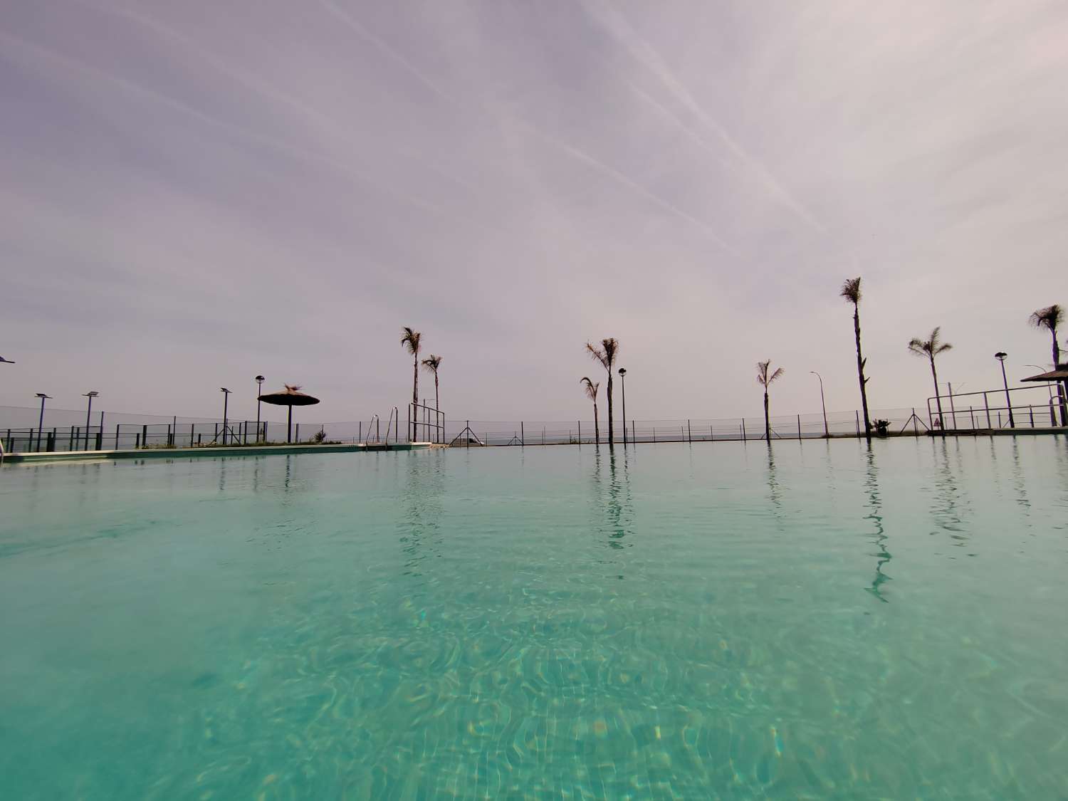 Penthouse in erster Strandlinie in Valle Niza mit Meerblick und Solarium