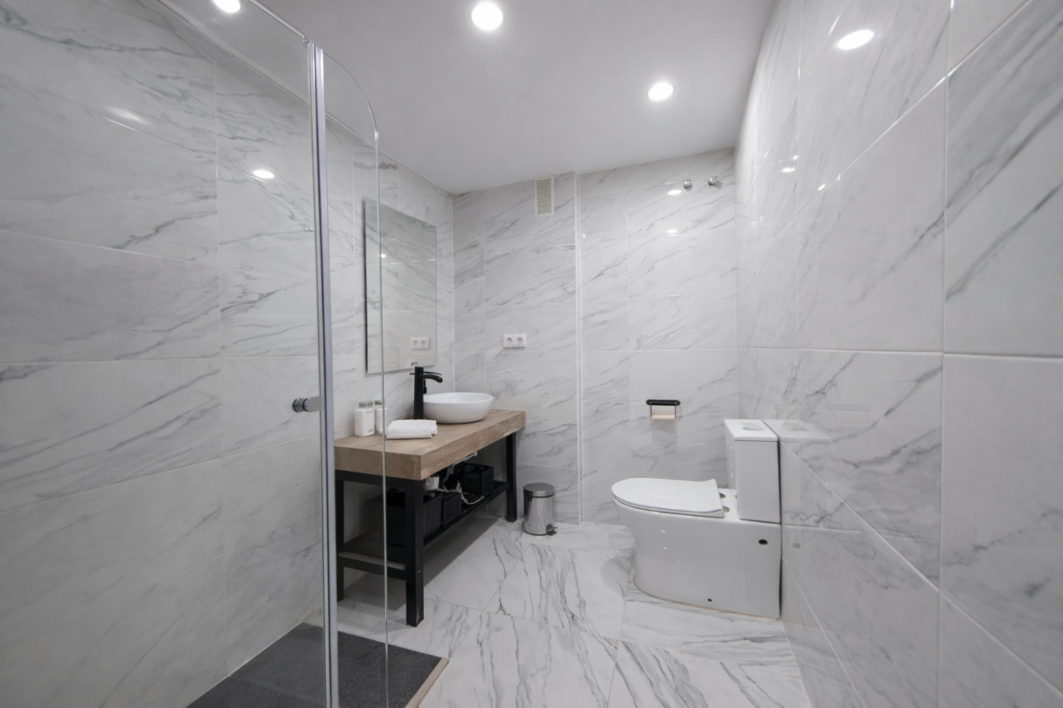 Logement spacieux rénové avec grand parking et possibilité de rangement