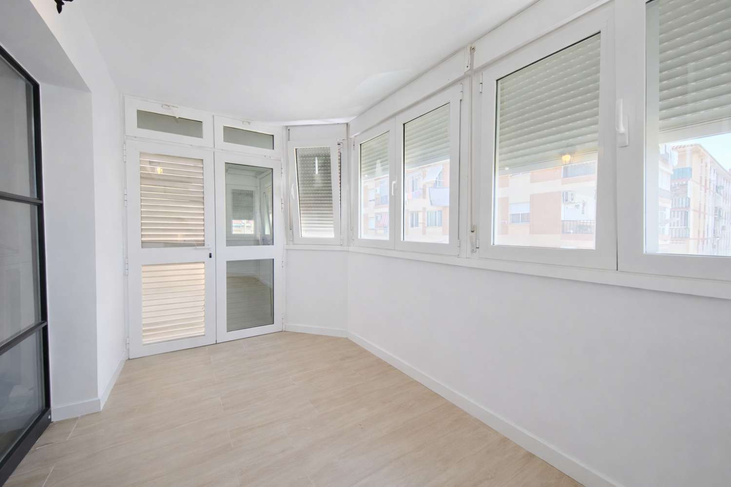 Logement spacieux rénové avec grand parking et possibilité de rangement