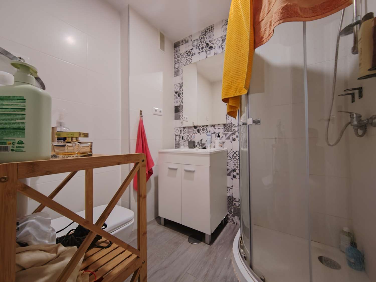 Logement spacieux rénové avec grand parking et possibilité de rangement