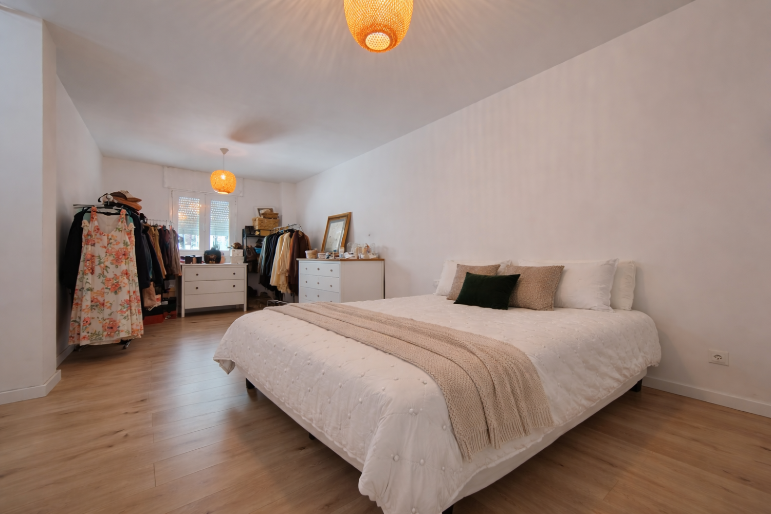 Logement spacieux rénové avec grand parking et possibilité de rangement