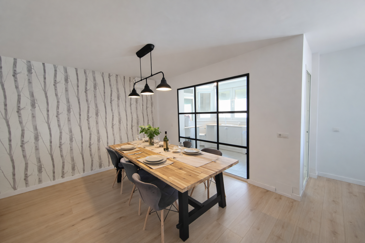 Logement spacieux rénové avec grand parking et possibilité de rangement