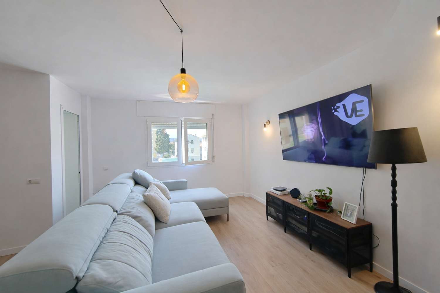 Logement spacieux rénové avec grand parking et possibilité de rangement